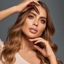 Camila Avella, Miss Universe Colombia 2023, junto a su esposo y su hija.