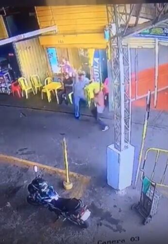 Momento exacto del ataque en medio de la riña.