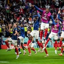 Los jugadores de Francia celebran la victoria de su equipo sobre Inglaterra al final del partido de fútbol de los cuartos de final de la Copa del Mundo entre Inglaterra y Francia, en el estadio Al Bayt en Al Khor, Qatar, el domingo 11 de diciembre de 2022.