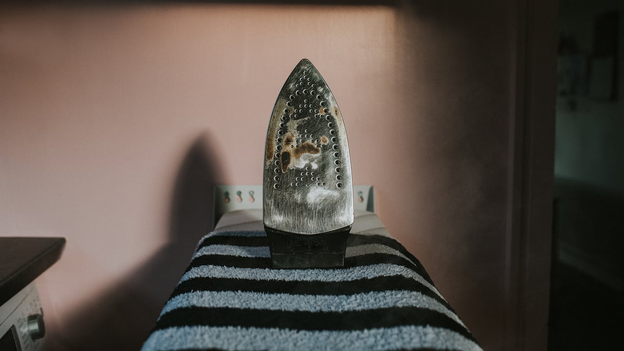 Las manchas negras se pueden formar por el material de la plancha.