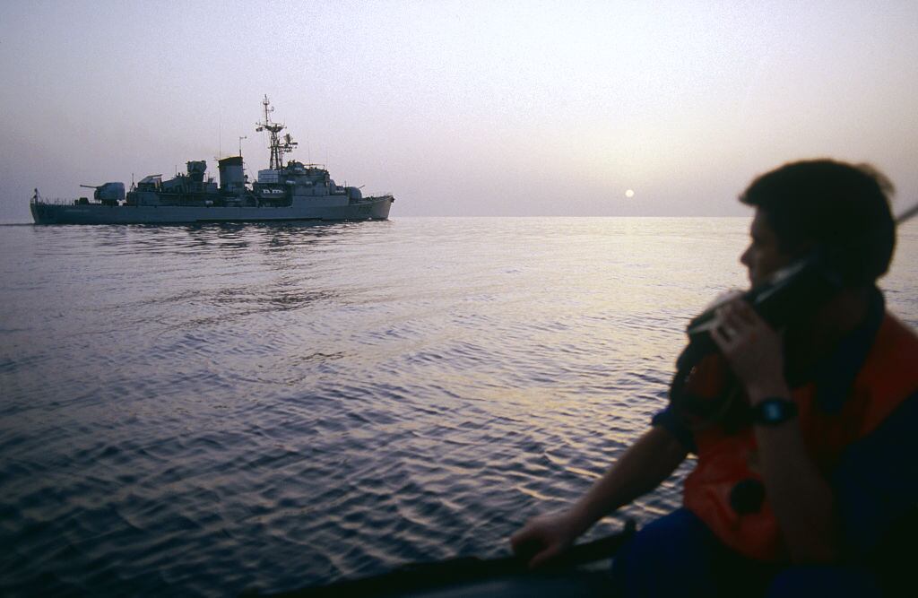 El barco de asesoramiento del comandante francés Bory en una misión de observación de los movimientos de petroleros y buques de guerra en el Estrecho de Ormuz. (Foto de Jacques Langevin/Sygma/Sygma vía Getty Images)
