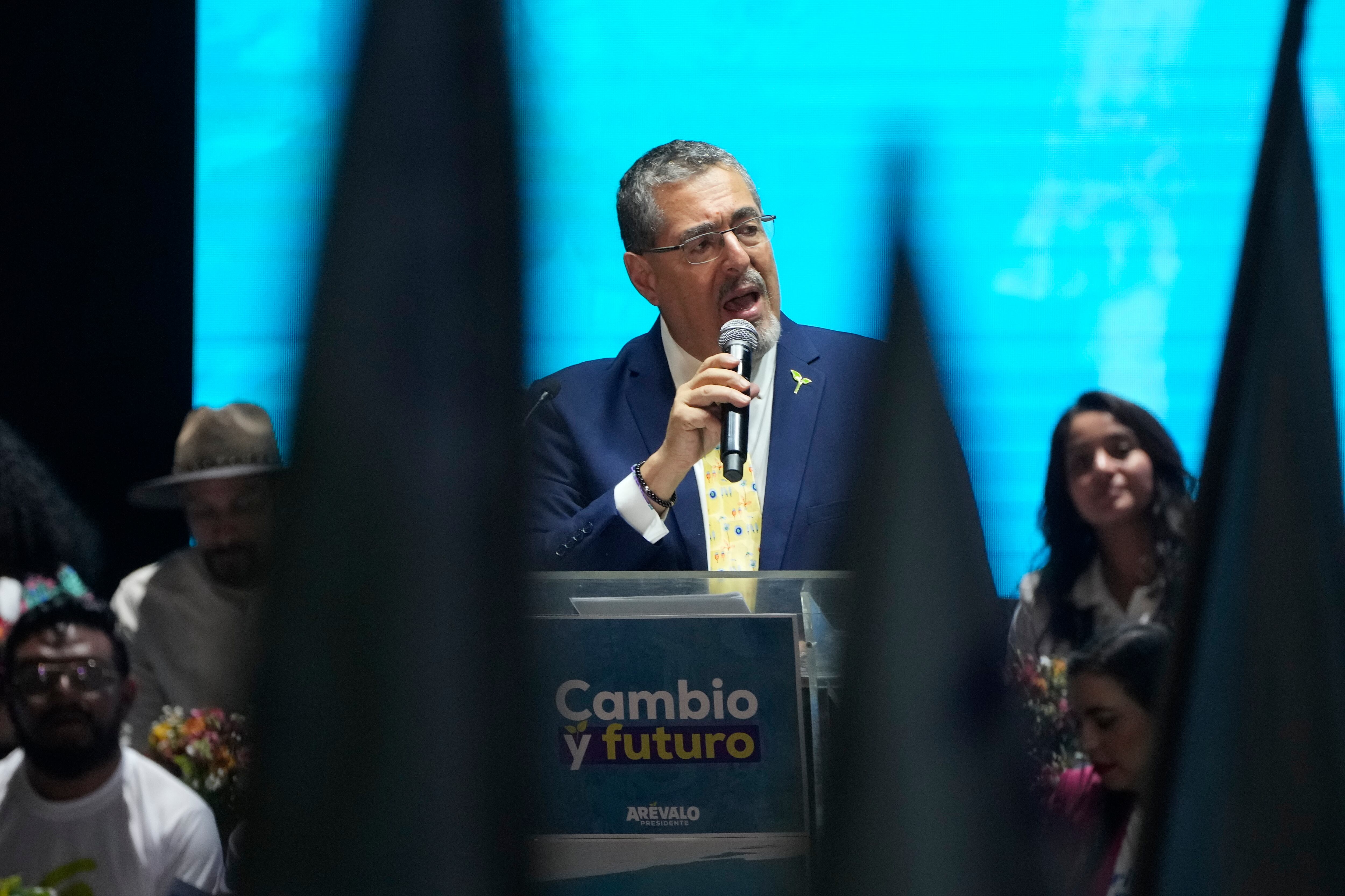 Bernardo Arévalo, candidato presidencial por el Movimiento Semilla, habla en su acto de cierre de campaña en la plaza de la Constitución, el miércoles 16 de agosto de 2023, en la Ciudad de Guatemala. (AP Foto/Moisés Castillo)