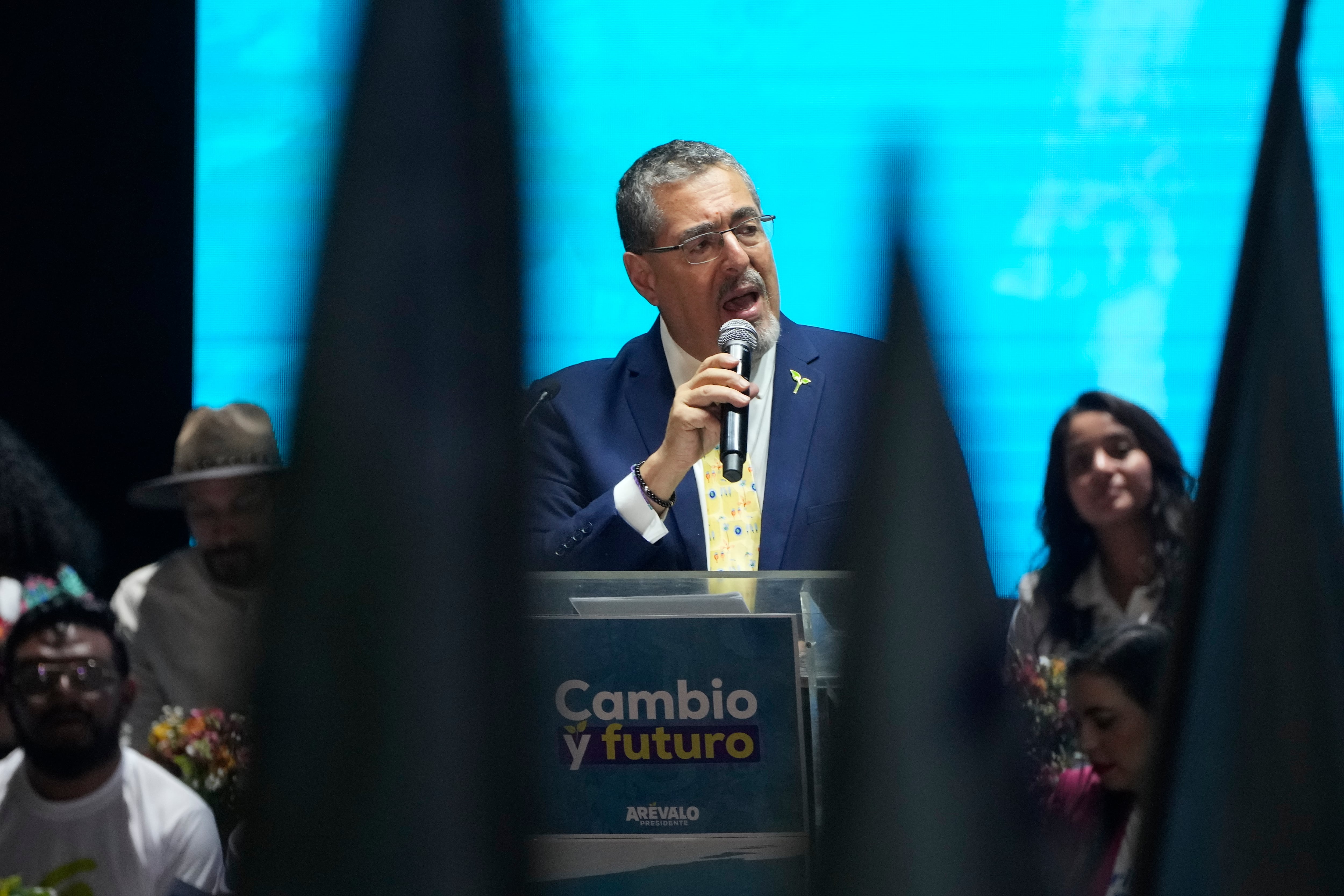 Bernardo Arévalo, candidato presidencial por el Movimiento Semilla, habla en su acto de cierre de campaña en la plaza de la Constitución, el miércoles 16 de agosto de 2023, en la Ciudad de Guatemala. (AP Foto/Moisés Castillo)
