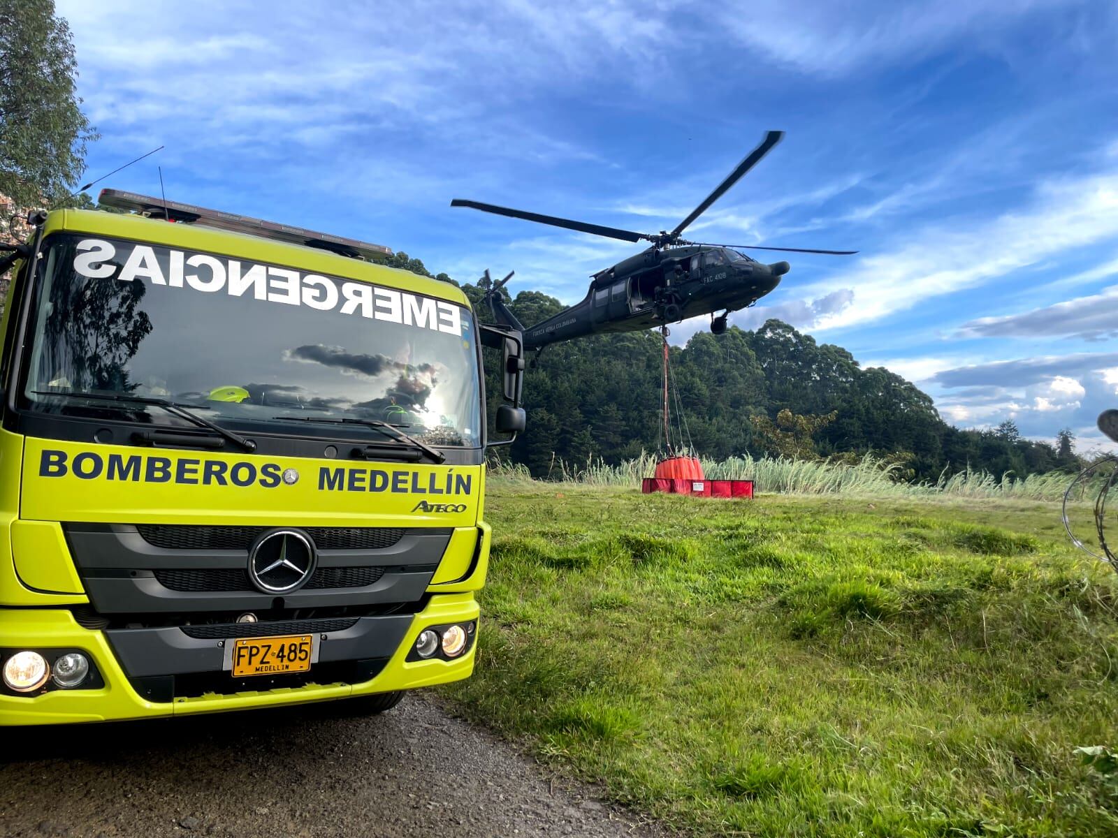 El equipo Bambi Bucket, que descargó 14.000 galones de agua con líquido retardante para controlar el fuego