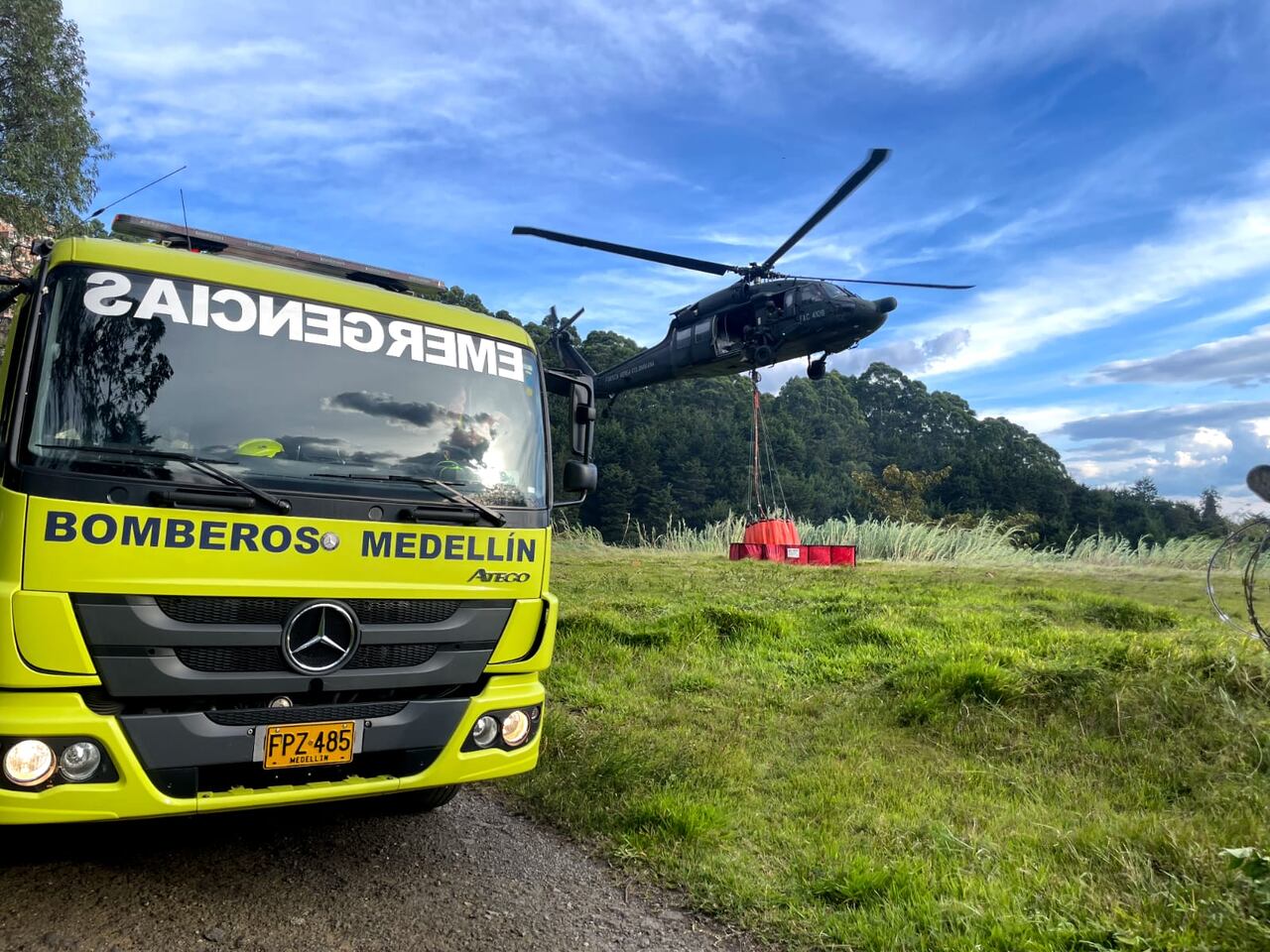 El equipo Bambi Bucket, que descargó 14.000 galones de agua con líquido retardante para controlar el fuego