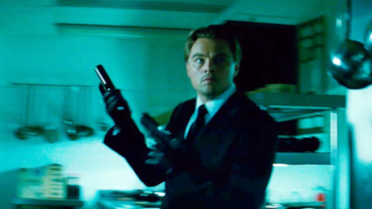 El señor Dom Cobb (Leonardo DiCaprio) vive de entrar en las mentes ajenas, como a bancos infranqueables, a robar ideas.