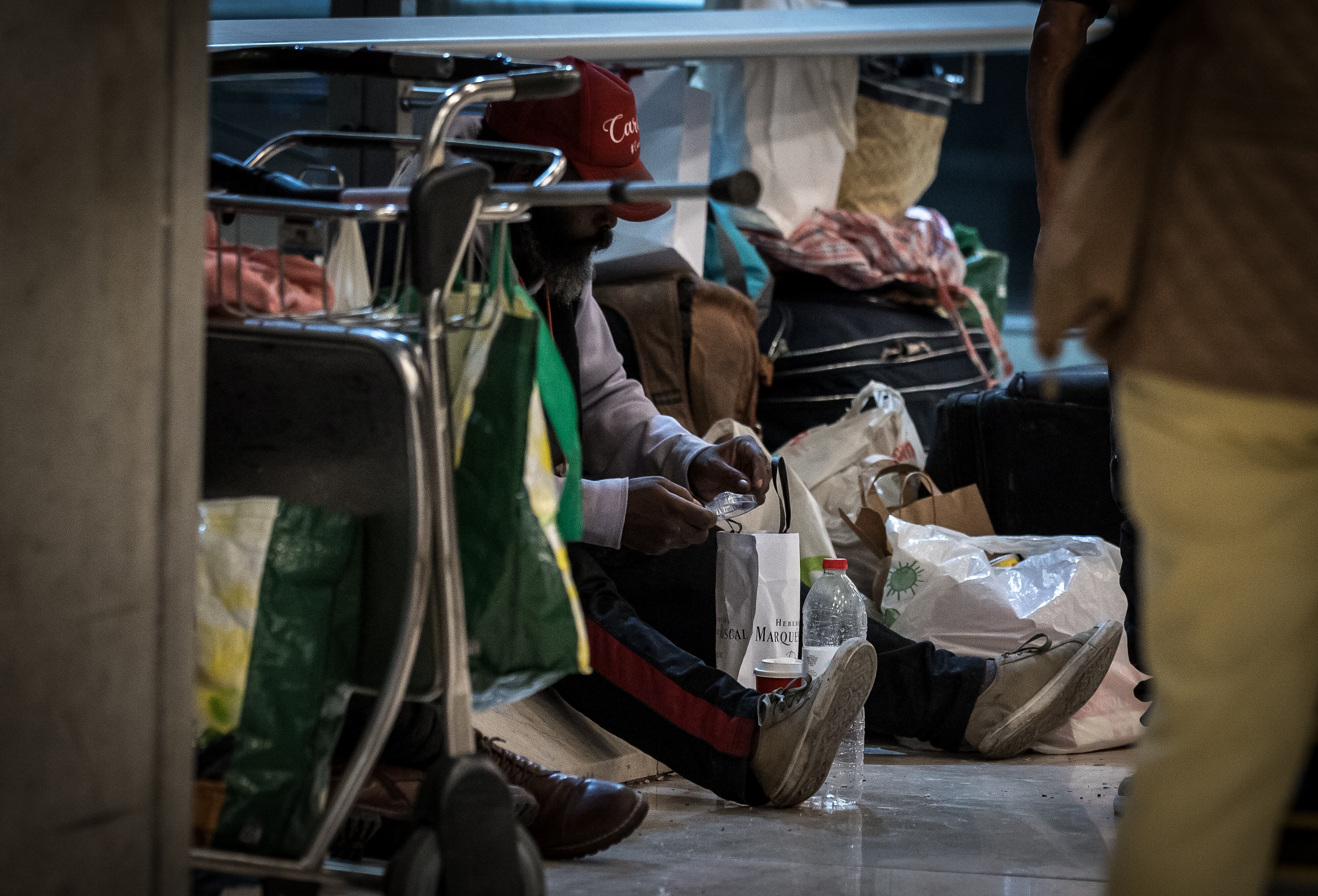 Varias personas en la entrada de la Terminal 4 del Aeropuerto Adolfo Suárez Madrid-Barajas, el 21 de mayo de 2025 en Madrid, España. Unas 400 personas pernoctan a diario en la T4, lo que ha generado controversia entre las administraciones