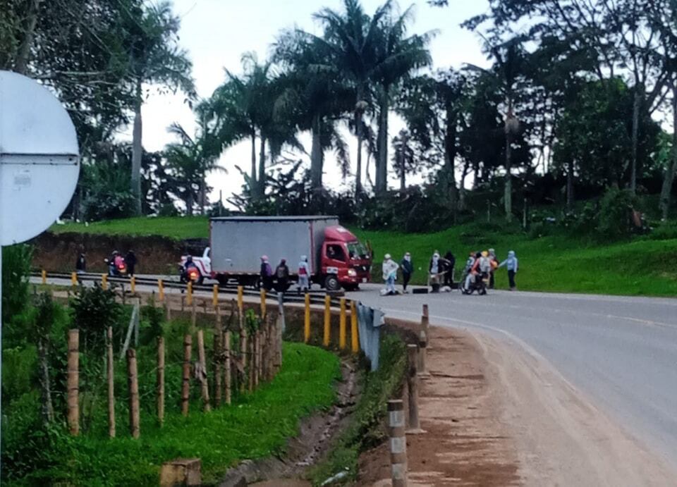 Encapuchados se tomaron la vía y están impidiendo el paso de vehículos.