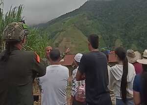 Los policías y soldados trataron de explicarles a los habitantes de este corregimiento de que "ellos no se apoderarán de algún predio o vivienda, que están en el lugar mientras cumplen la misión de recuperar esta parte del territorio".