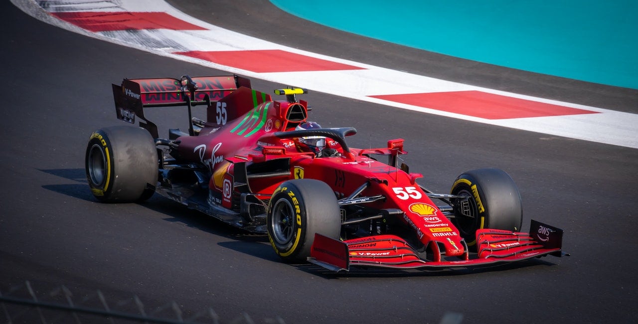 Los automóviles de Fórmula 1 son monoplazas con cabina abierta, con alerones delanteros y traseros y un motor situado detrás del conductor.