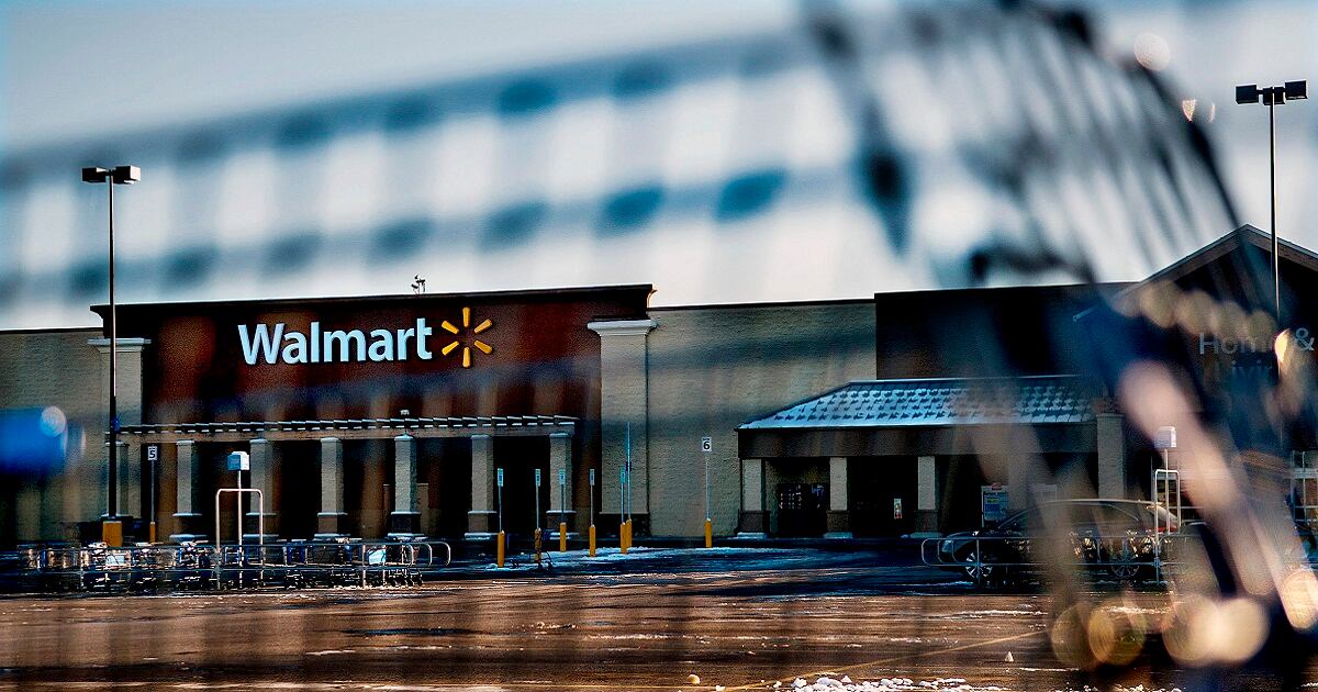 Un niño de dos años mató accidentalmente a su madre después de que metió la mano al a cartera de ella en un Wal-Mart.