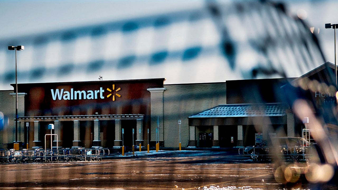 Un niño de dos años mató accidentalmente a su madre después de que metió la mano al a cartera de ella en un Wal-Mart.