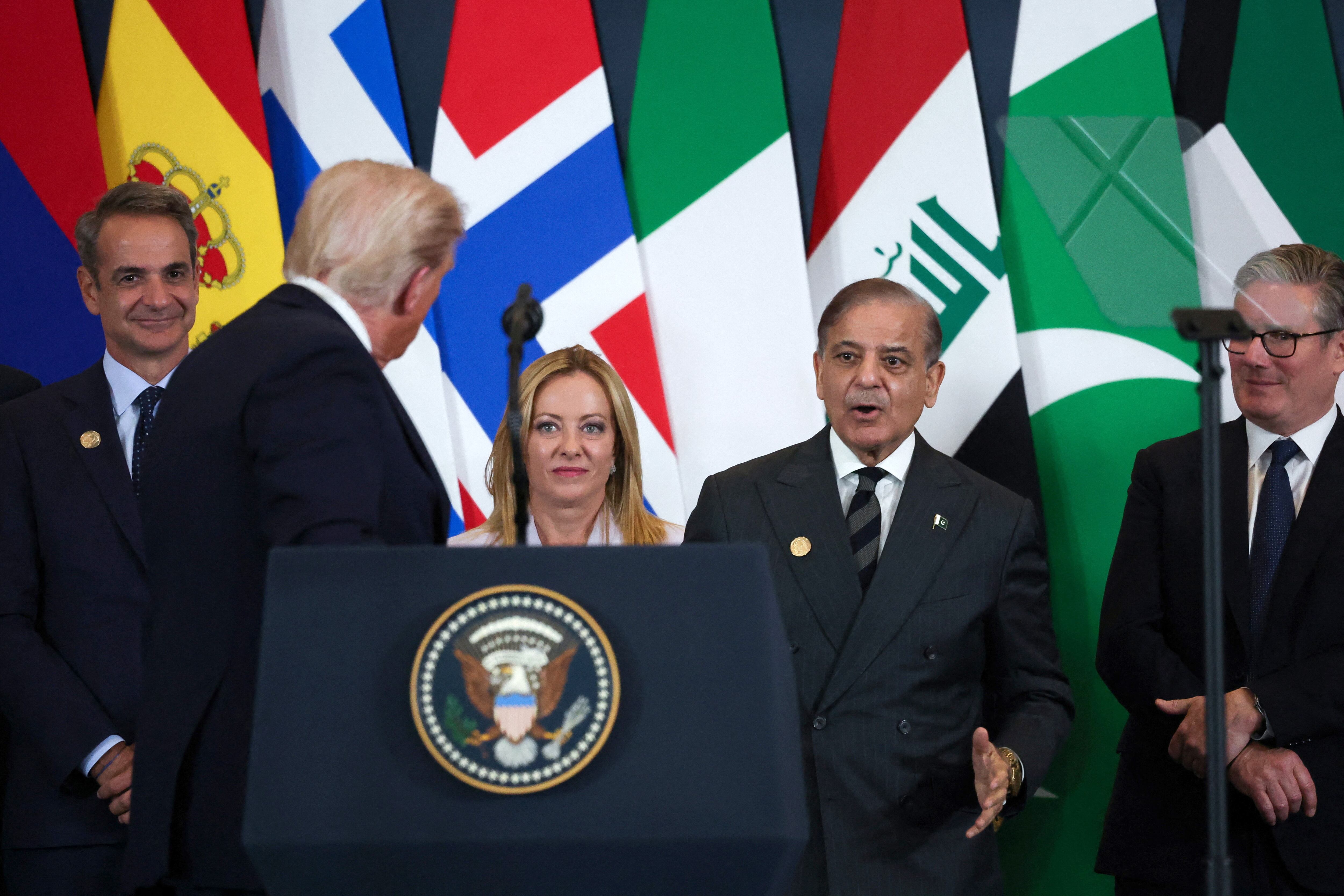 El presidente estadounidense Donald Trump, la primera ministra italiana Giorgia Meloni, el primer ministro pakistaní Shehbaz Sharif, el primer ministro británico Keir Starmer y el primer ministro griego Kyriakos Mitsotakis asisten a una cumbre de líderes mundiales sobre el fin de la guerra de Gaza