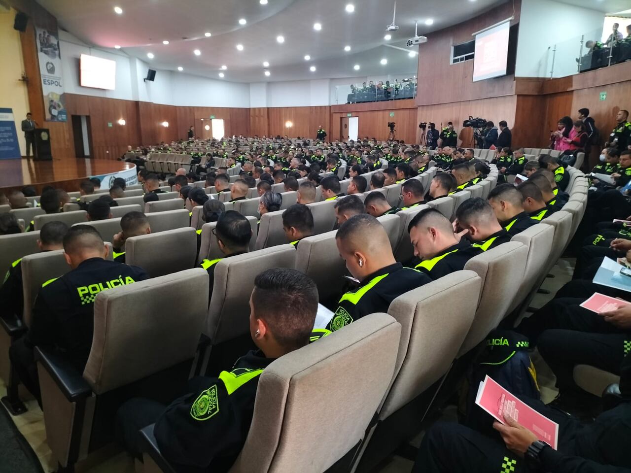 El ministro de la Defensa, Iván Velásquez, dejó plantados a decenas de oficiales de la Policía durante un conversatorio en donde se había confirmado su asistencia.