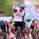 Juan Sebastián Molano celebrando su victoria de etapa en la Vuelta a España 2023.