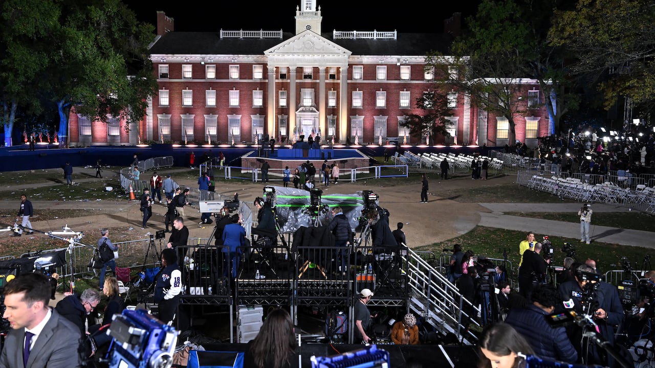 Ken Brown, exalumno de Howard girado hacia la pantalla gigante en la que cada vez se veía más el rojo de los republicanos, está helado: "Es un candidato muy malo, no tiene sentido"