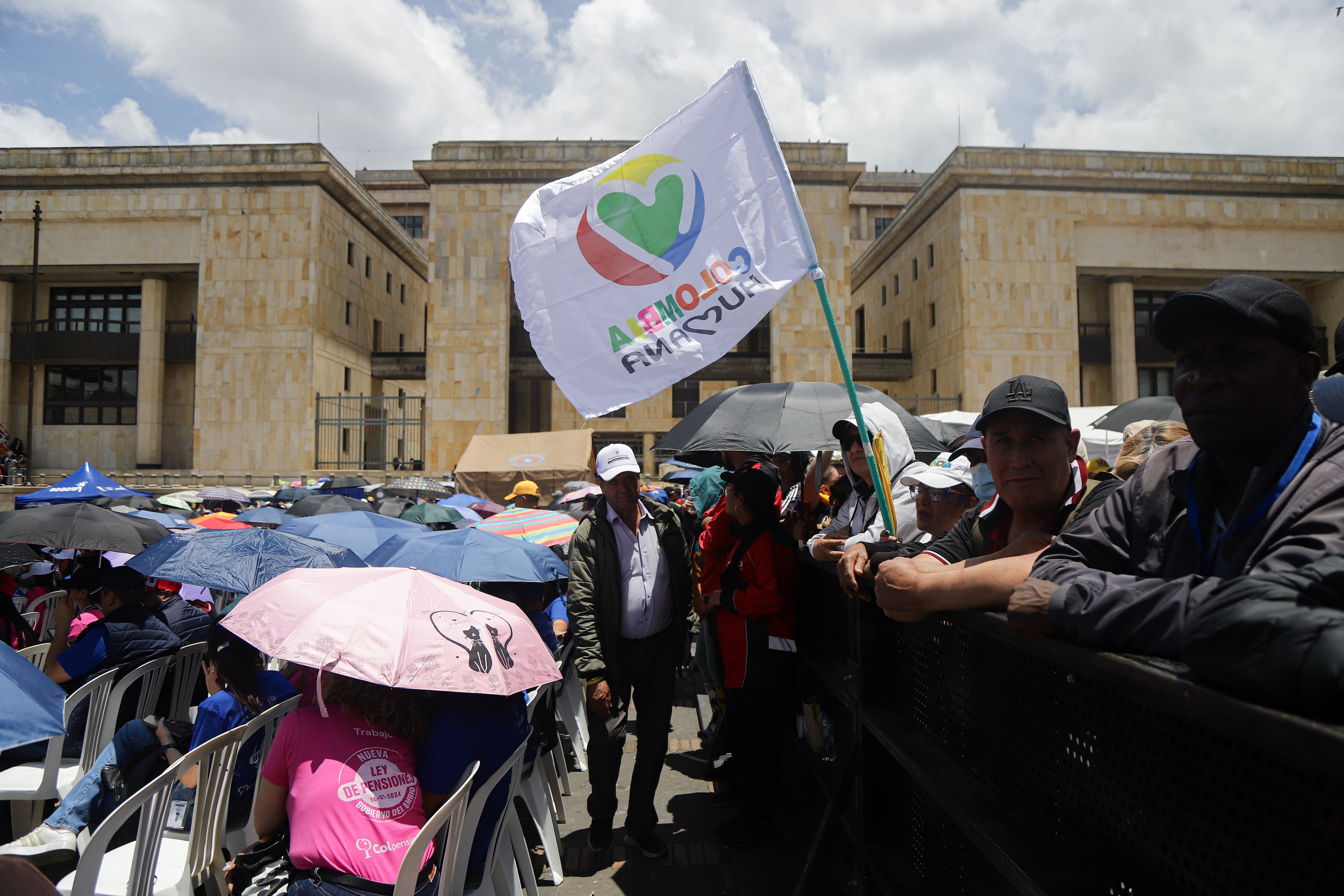 Bogotá. Septiembre 19 de 2024. Miles de personas se reúnen en la plaza de Bolívar en apoyo a la Reforma Pensional y al gobierno de Gustavo Petro