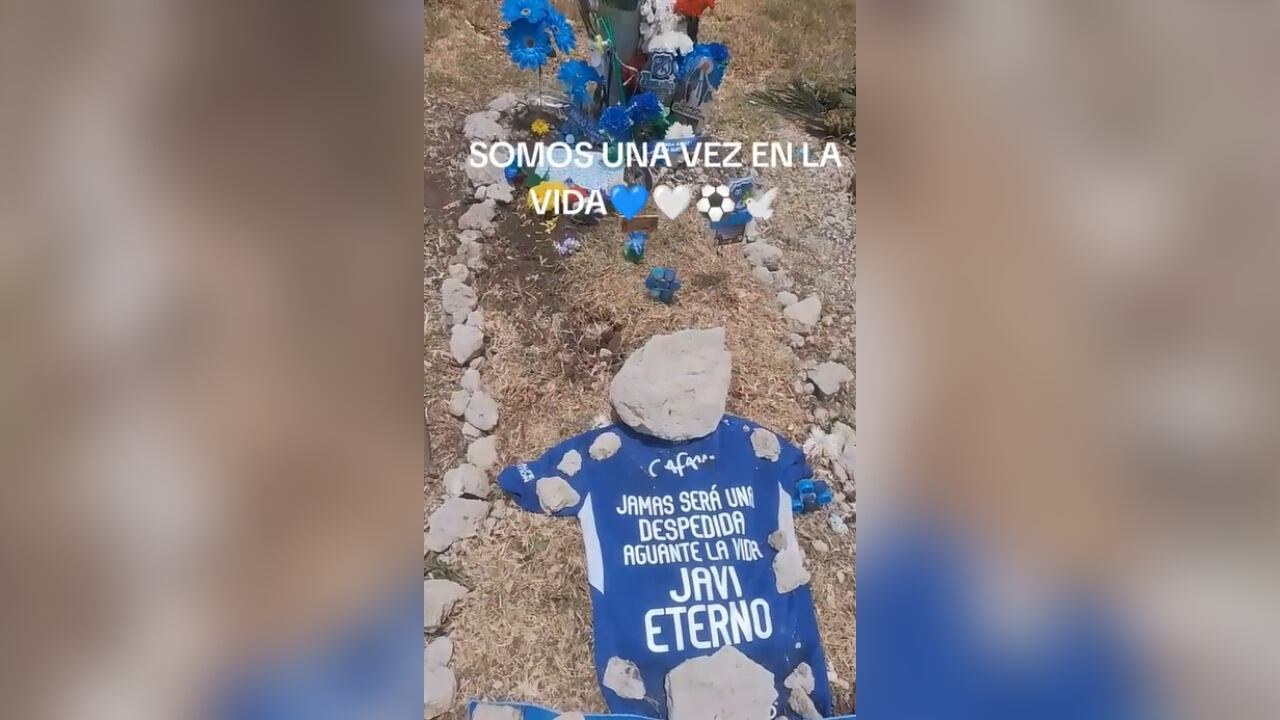 La tumba se encuentra decorada con algunas prendas de Millonarios.
