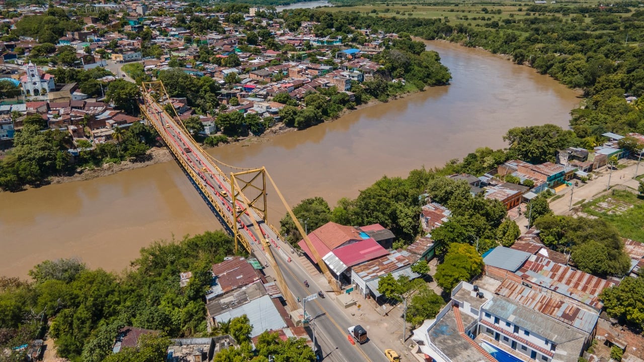 El cierre por obras en el Puente Mariano Ospina Pérez, que une a Flandes con Girardot, ha direccionado el tránsito de personas al puente férreo, una estructura con más de 70 años.