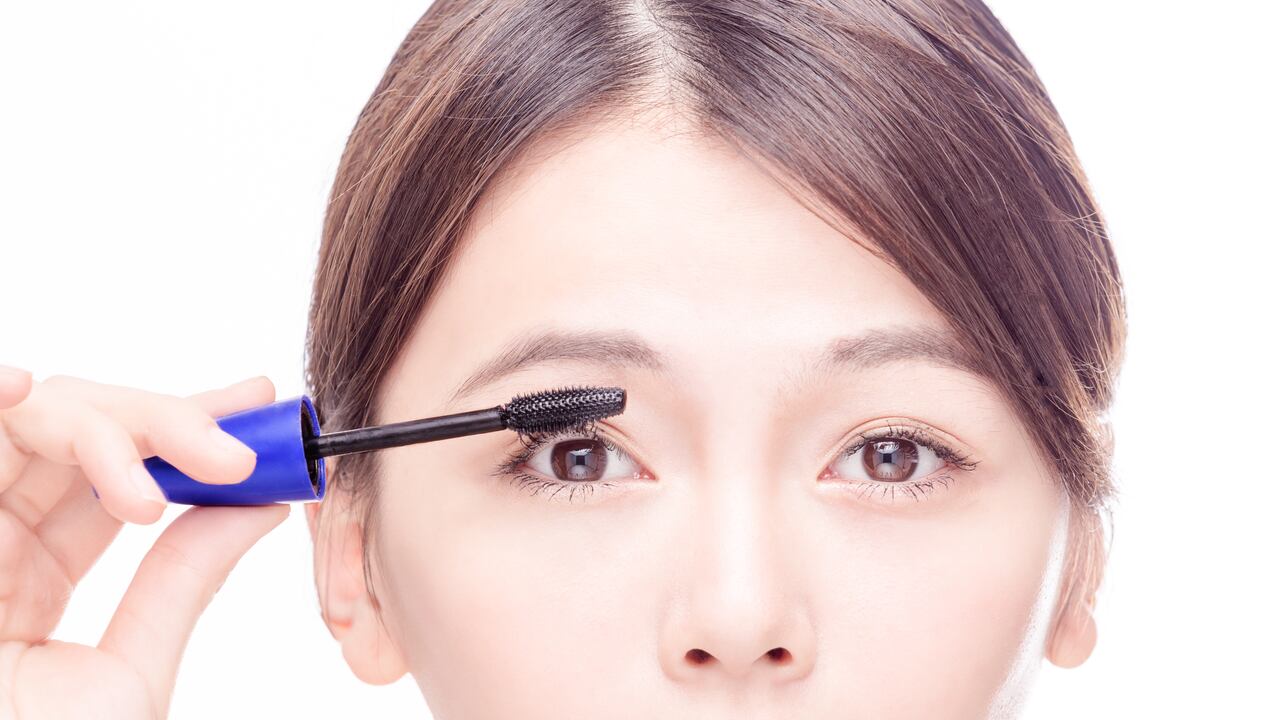 Volumen, longitud, y enfasis en la mirada, algunas de las cosas que se buscan con el maquillaje de pestañas.
