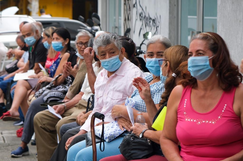 Interminables filas han padecido los usuarios de algunas EPS en Cali para reclamar medicamentos.