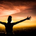 Se ora por aquellos que están en el exterior, en especial si tuvieron que irse de sus países de origen por causa de la violencia.