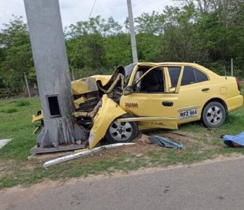 Trágico accidente en Atlántico: taxista perdió la vida al chocar contra un poste.