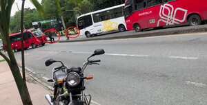 Con vehículos un grupo de manifestantes bloquea la avenida Barranquilla y el puente regional en Medellín.