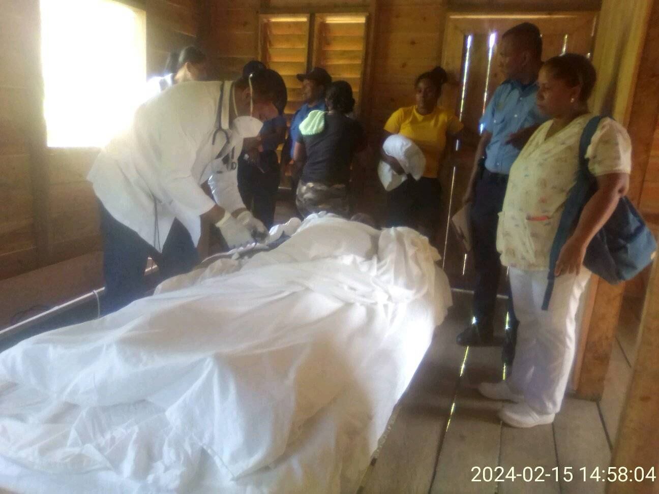 La familia acompaña al cuerpo sin vida de una joven en Waspán