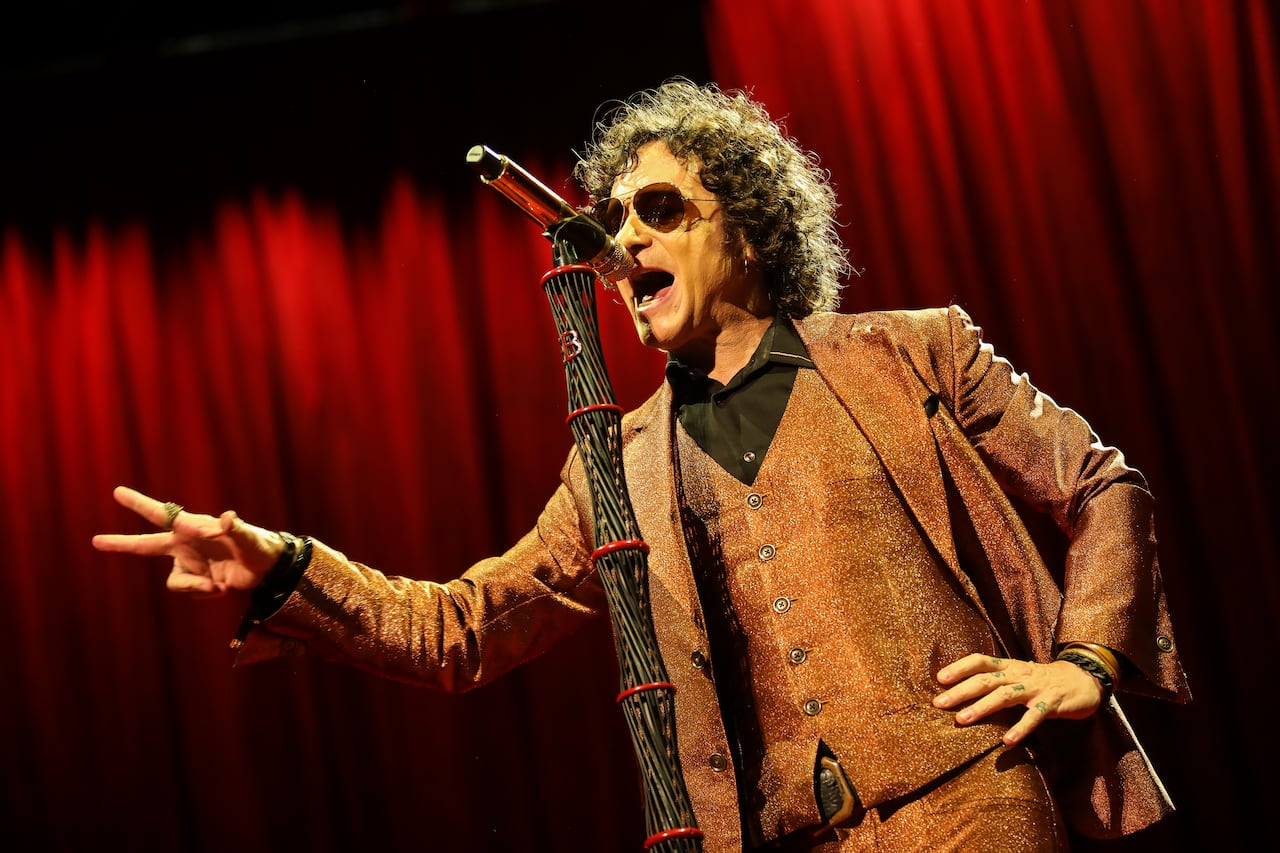 El tremendo músico, cantante y letrista Enrique Bunbury, llevando su Huracán Ambulante Tour al Movistar Arena de Bogotá.
