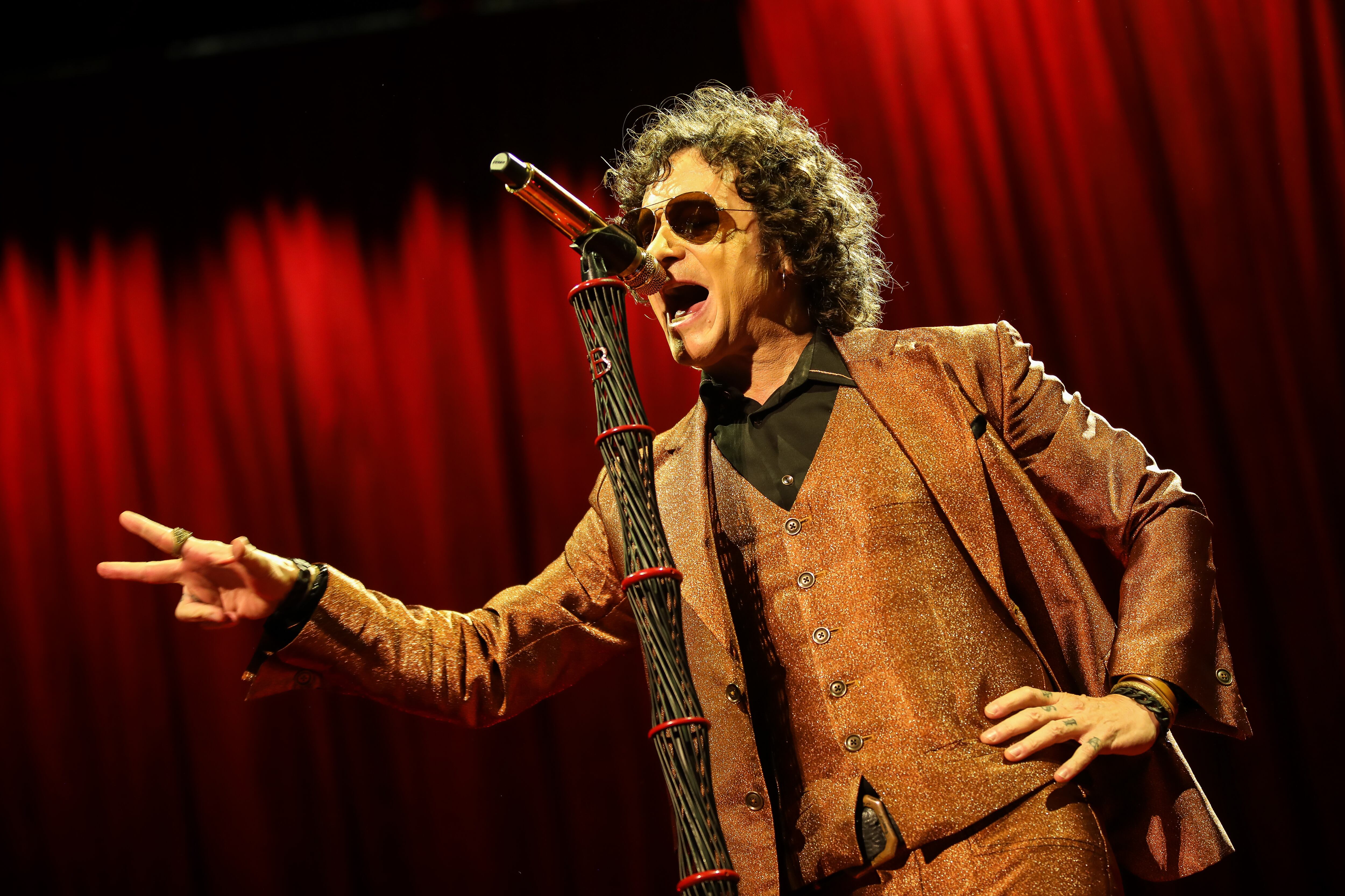 El tremendo músico, cantante y letrista Enrique Bunbury, llevando su Huracán Ambulante Tour al Movistar Arena de Bogotá.
