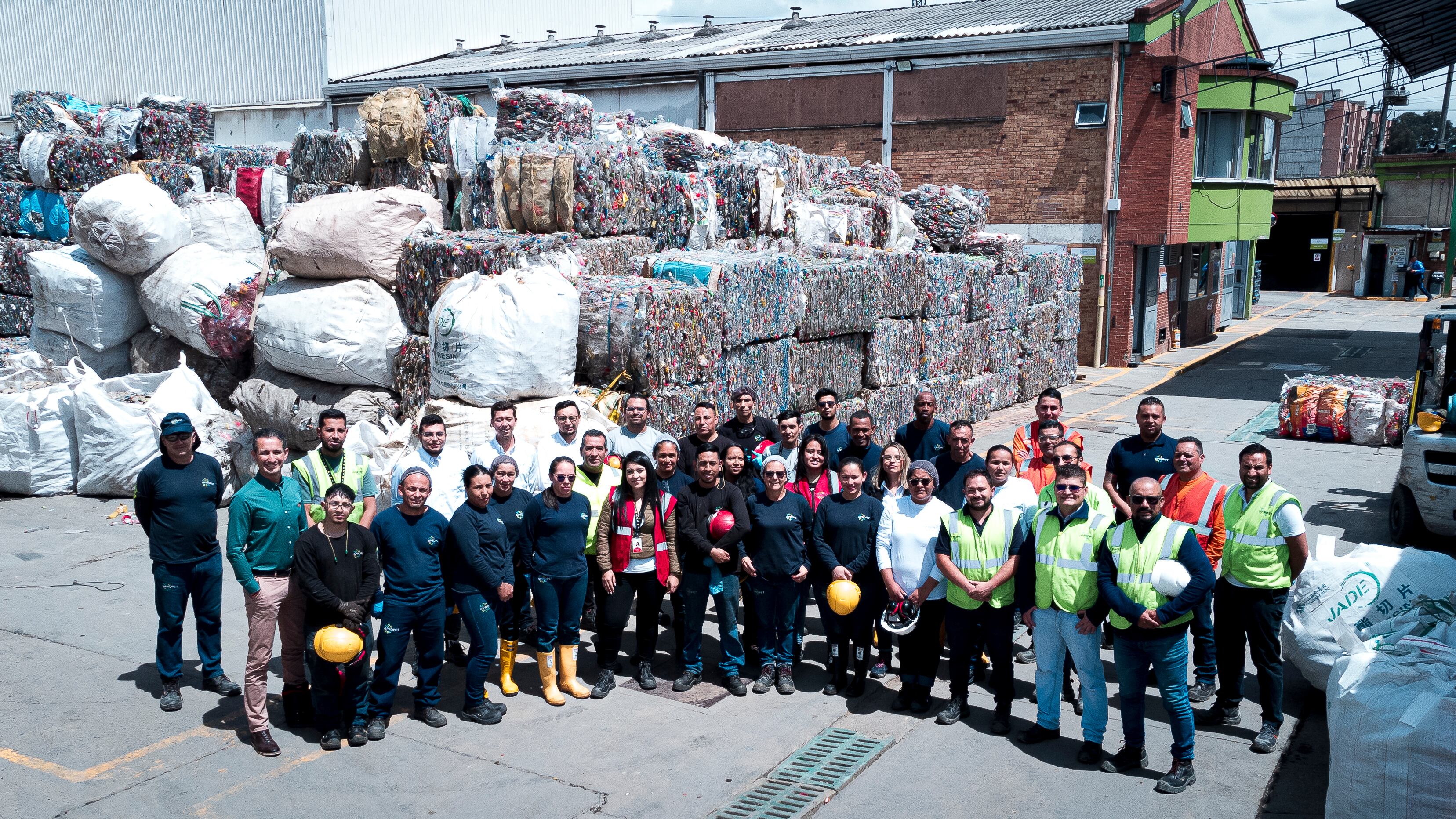 En la planta de Fontibón se reciben desde 2016 las botellas y envases que traen los proveedores del reciclaje. Aquí una parte del equipo de  talento humano que la opera.