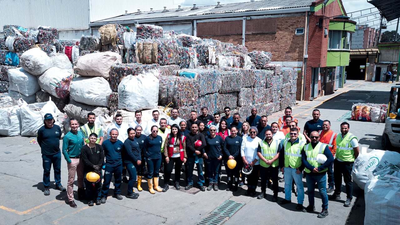 En la planta de Fontibón se reciben desde 2016 las botellas y envases que traen los proveedores del reciclaje. Aquí una parte del equipo de talento humano que la opera.