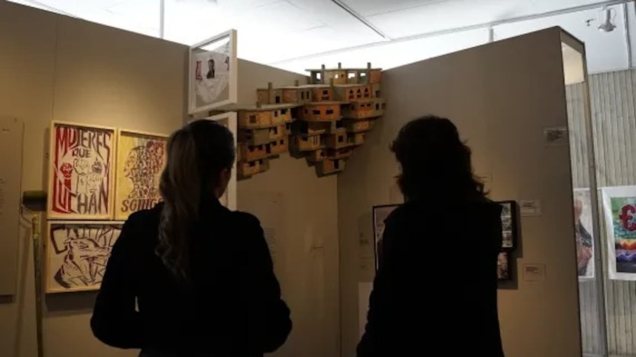 Fotografías, bordados, archivos personales, objetos cotidianos y documentos periodísticos dialogan entre sí para contar historias que no siempre han tenido espacio en los grandes relatos oficiales.