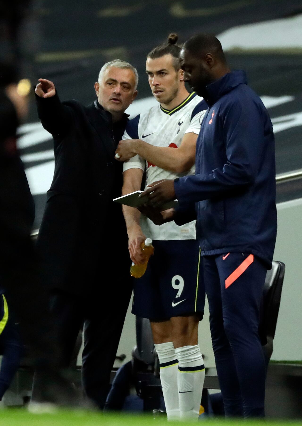 Davinson Sánchez comete autogol en empate del Tottenham contra el West Ham