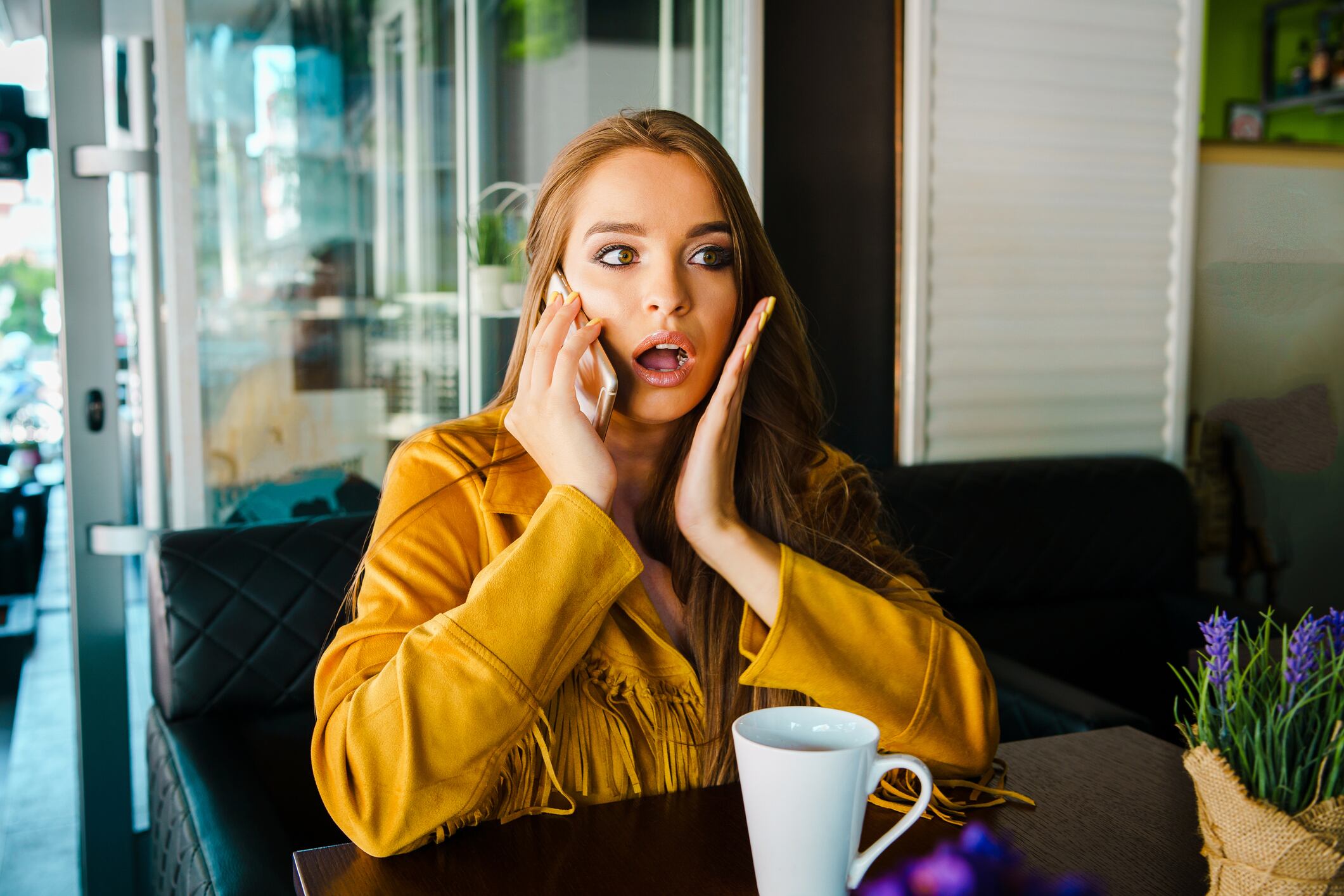 Los delincuentes contactan a las víctimas, haciéndose pasar por empleados de instituciones bancarias, empresas de ventas o departamentos de atención al usuario.