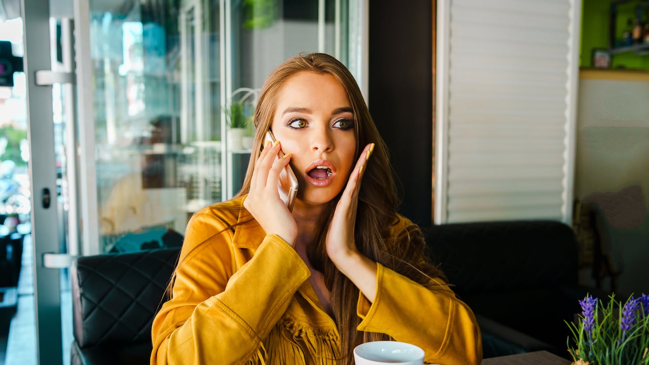 Los delincuentes contactan a las víctimas, haciéndose pasar por empleados de instituciones bancarias, empresas de ventas o departamentos de atención al usuario.