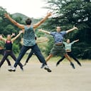 Saltos de tijera (Jumping jacks): El ejercicio Jumping Jack. Depende de la intensidad puede llegar a quemar aproximadamente 350 calorías por 30 minutos de ejercicio.