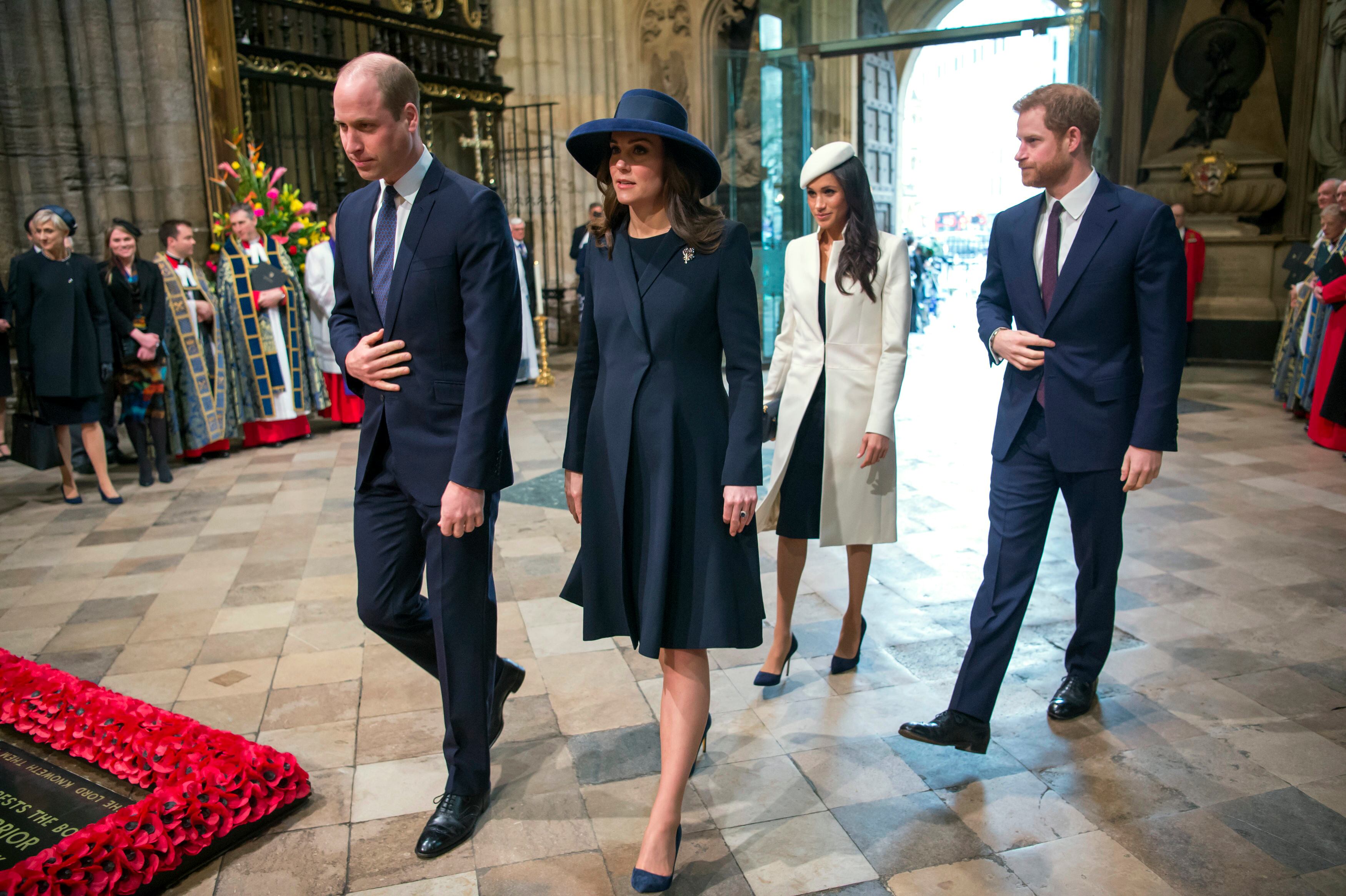 ARCHIVO - En esta fotografía de archivo del lunes 12 de marzo de 2018, de izquierda a derecha, el príncipe Guillermo de Gran Bretaña, Kate la duquesa de Cambridge, Meghan Markle y el príncipe Harry de Gran Bretaña llegan para el Servicio de la Commonwealth en la Abadía de Westminster. Gran Bretaña y su familia real están absorbiendo los temblores de una sensacional entrevista televisiva con el príncipe Harry y Meghan. La pareja dijo que se encontraron con actitudes racistas y una falta de apoyo que llevaron a Meghan a pensamientos suicidas. La pareja dio una descripción profundamente poco halagadora de la vida dentro de la casa real, mostrando una institución fría e indiferente a la que tuvieron que huir para salvar sus vidas. Meghan le dijo a Oprah Winfrey que en un momento "simplemente ya no quería estar viva". Meghan, quien es birracial, dijo que cuando estaba embarazada de su hijo Archie, hubo "preocupaciones y conversaciones sobre cuán oscura podría ser su piel cuando nazca". (Paul Grover / Pool Photo a través de AP, archivo)