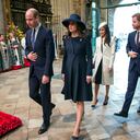 ARCHIVO - En esta fotografía de archivo del lunes 12 de marzo de 2018, de izquierda a derecha, el príncipe Guillermo de Gran Bretaña, Kate la duquesa de Cambridge, Meghan Markle y el príncipe Harry de Gran Bretaña llegan para el Servicio de la Commonwealth en la Abadía de Westminster. Gran Bretaña y su familia real están absorbiendo los temblores de una sensacional entrevista televisiva con el príncipe Harry y Meghan. La pareja dijo que se encontraron con actitudes racistas y una falta de apoyo que llevaron a Meghan a pensamientos suicidas. La pareja dio una descripción profundamente poco halagadora de la vida dentro de la casa real, mostrando una institución fría e indiferente a la que tuvieron que huir para salvar sus vidas. Meghan le dijo a Oprah Winfrey que en un momento "simplemente ya no quería estar viva". Meghan, quien es birracial, dijo que cuando estaba embarazada de su hijo Archie, hubo "preocupaciones y conversaciones sobre cuán oscura podría ser su piel cuando nazca". (Paul Grover / Pool Photo a través de AP, archivo)