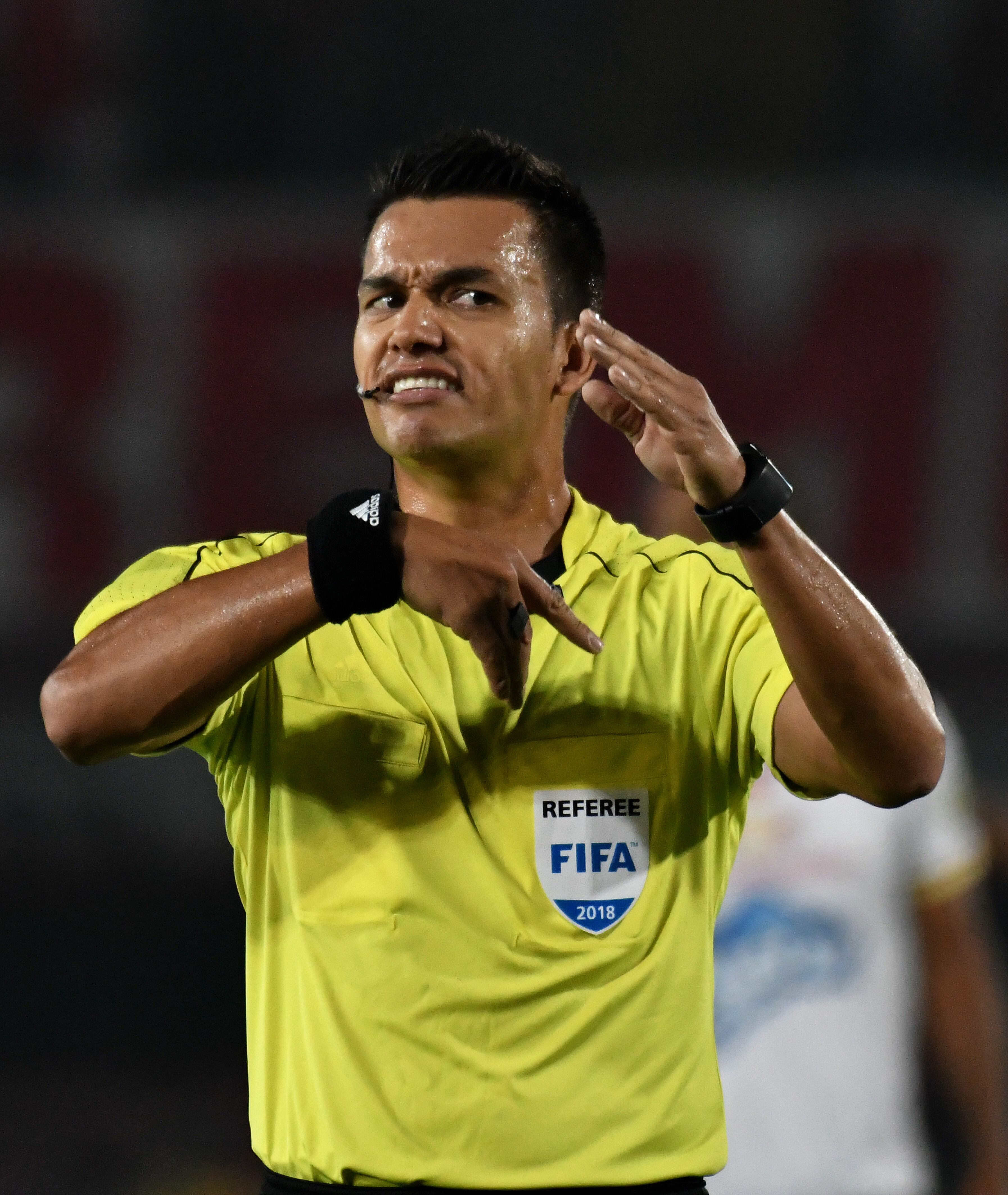 BOGOTA, COLOMBIA - NOVEMBER 14: Nicolas Gallo, referee during a Quarter Finals first leg match between Independiente Santa Fe and Deportes Tolima as part of Liga Aguila finalización 2018 at Estadio El Campin on November 14, 2018 in Bogota, Colombia. (Photo by Luis Ramirez/Vizzor Image/Getty Images)