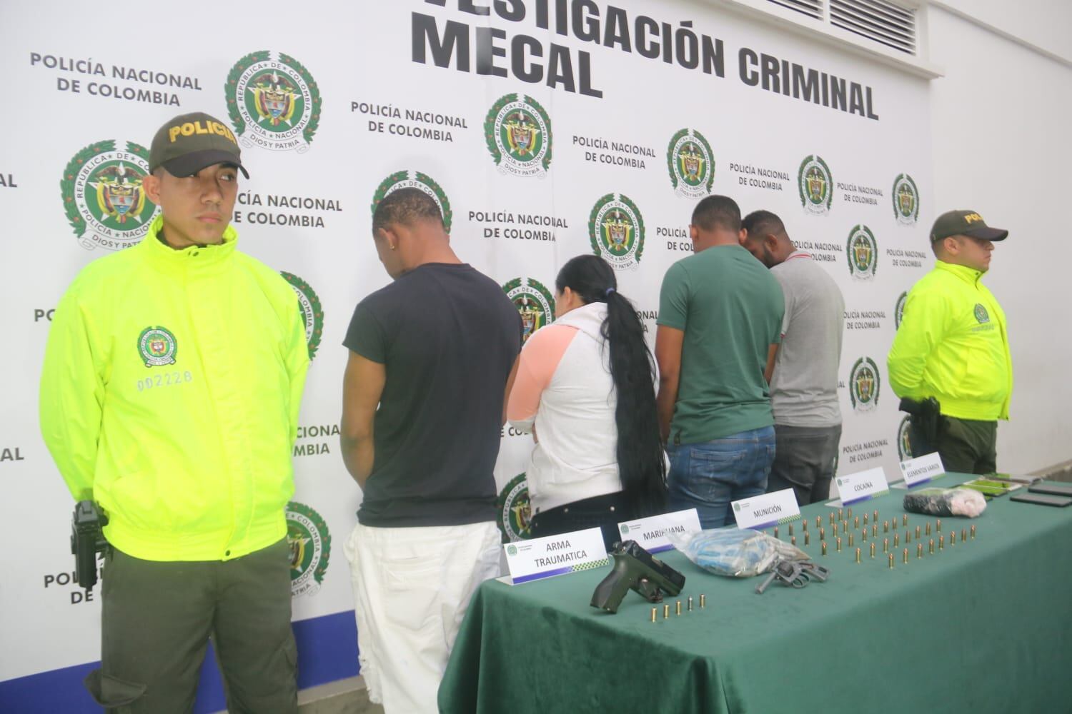 Autoridades capturaron a cinco personas, tres de ellas integrantes de disidencias de las Farc, por atentado con granada a CAI en Cali.