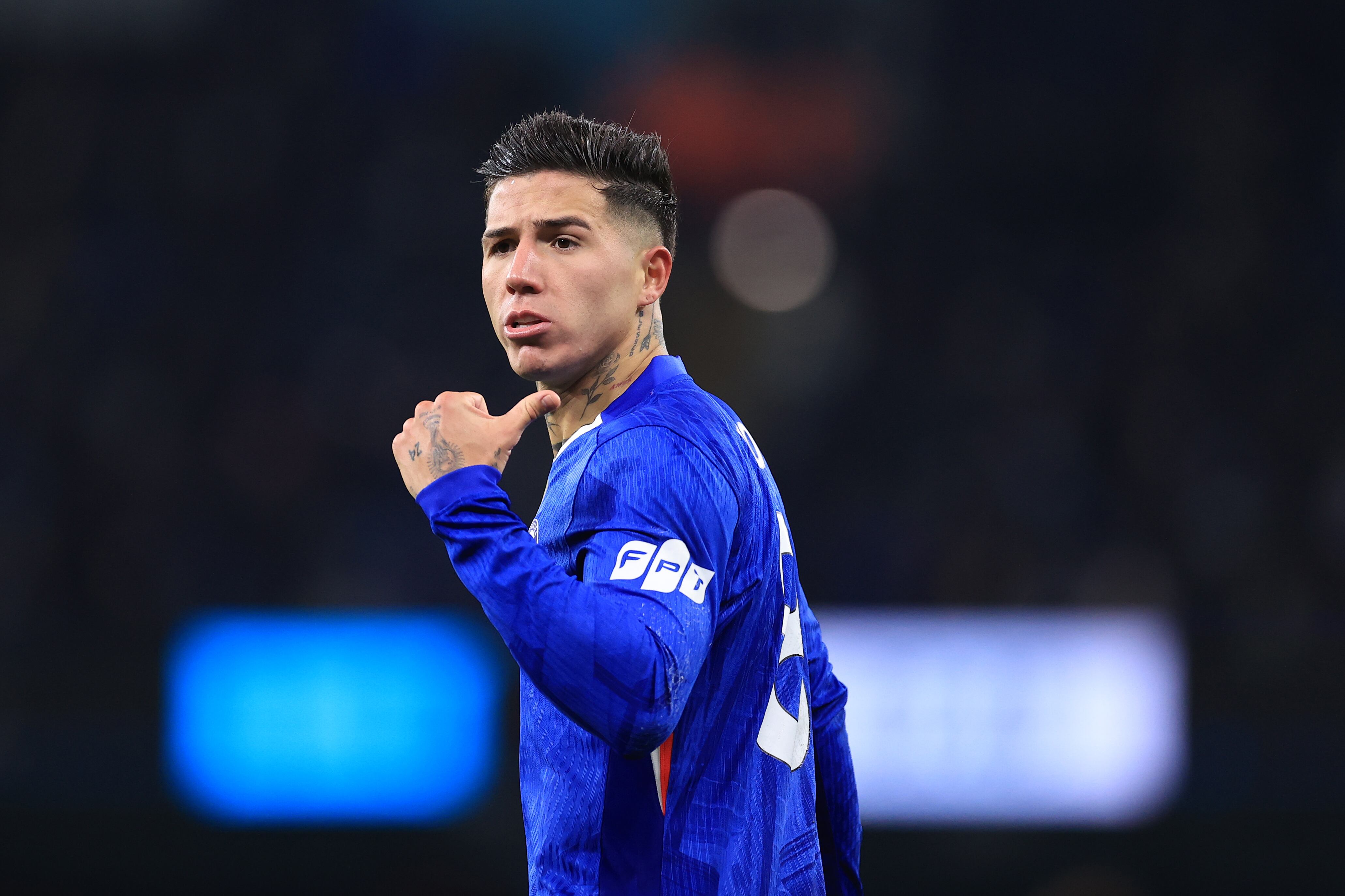 MANCHESTER, ENGLAND - JANUARY 4: Enzo Fernandez of Chelsea gestures during the Premier League match between Manchester City and Chelsea at Etihad Stadium on January 4, 2026 in Manchester, England. (Photo by Simon Stacpoole/Offside/Offside via Getty Images)