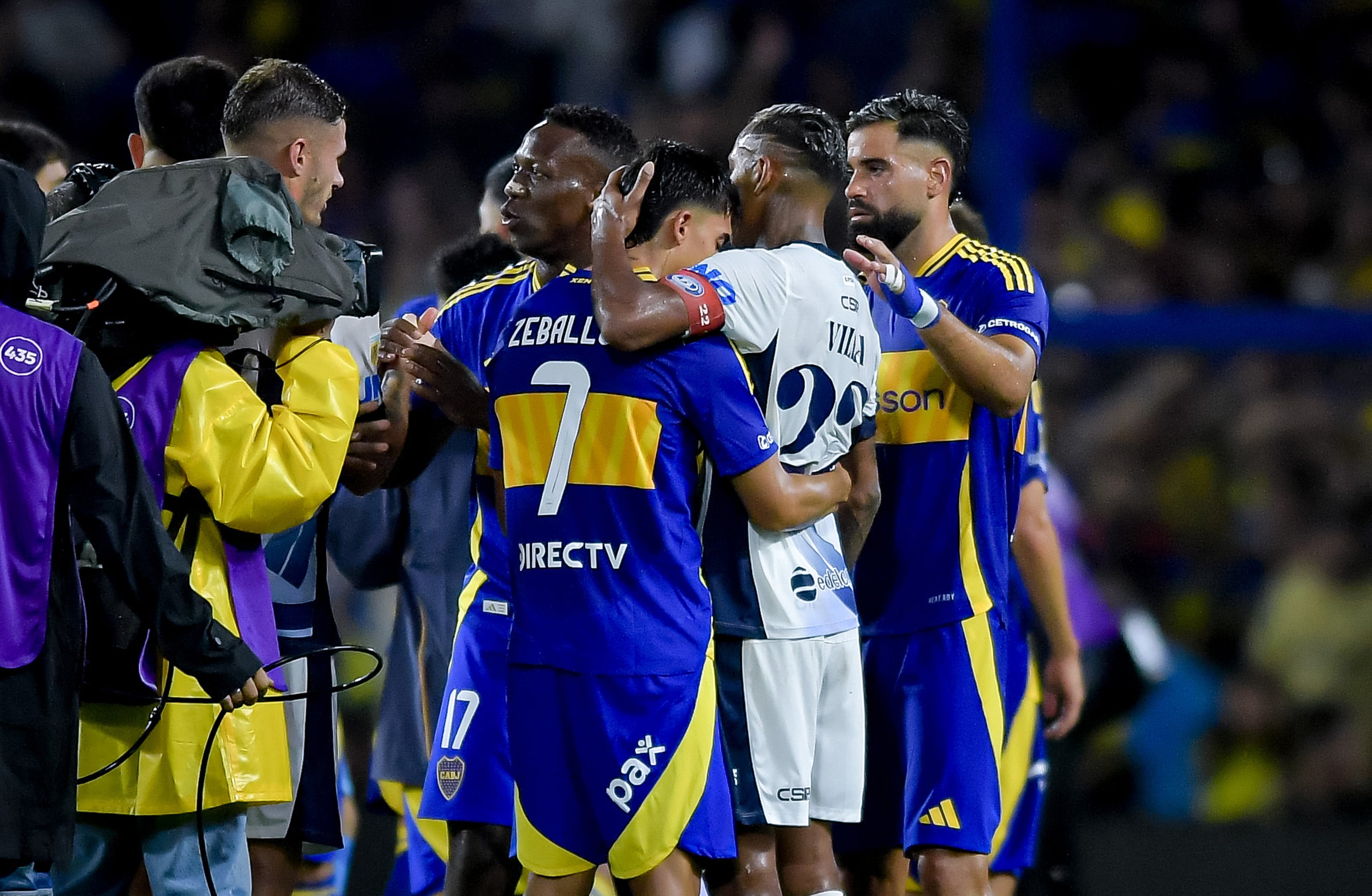 BUENOS AIRES, ARGENTINA - FEBRUARY 11: Sebastian Villa of Independiente Rivadavia greets Exequiel Zeballos of Boca Juniors after a Torneo Apertura Betano 2025 Group A match between Boca Juniors and Independiente Rivadavia at Estadio Alberto J. Armando on February 11, 2025 in Buenos Aires, Argentina. (Photo by Marcelo Endelli/Getty Images)