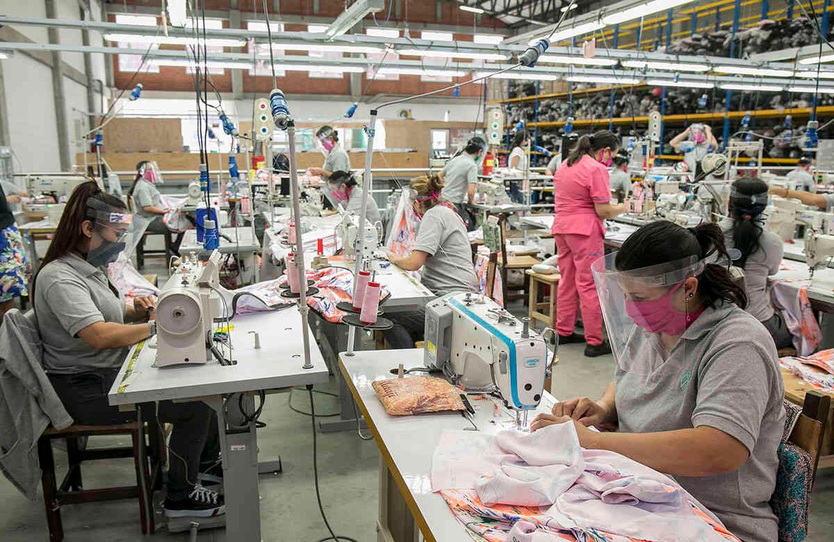 Con la reapertura de la economía, Maaji reactivó labores en sus talleres. Foto: David Estrada Larrañeta - SEMANA