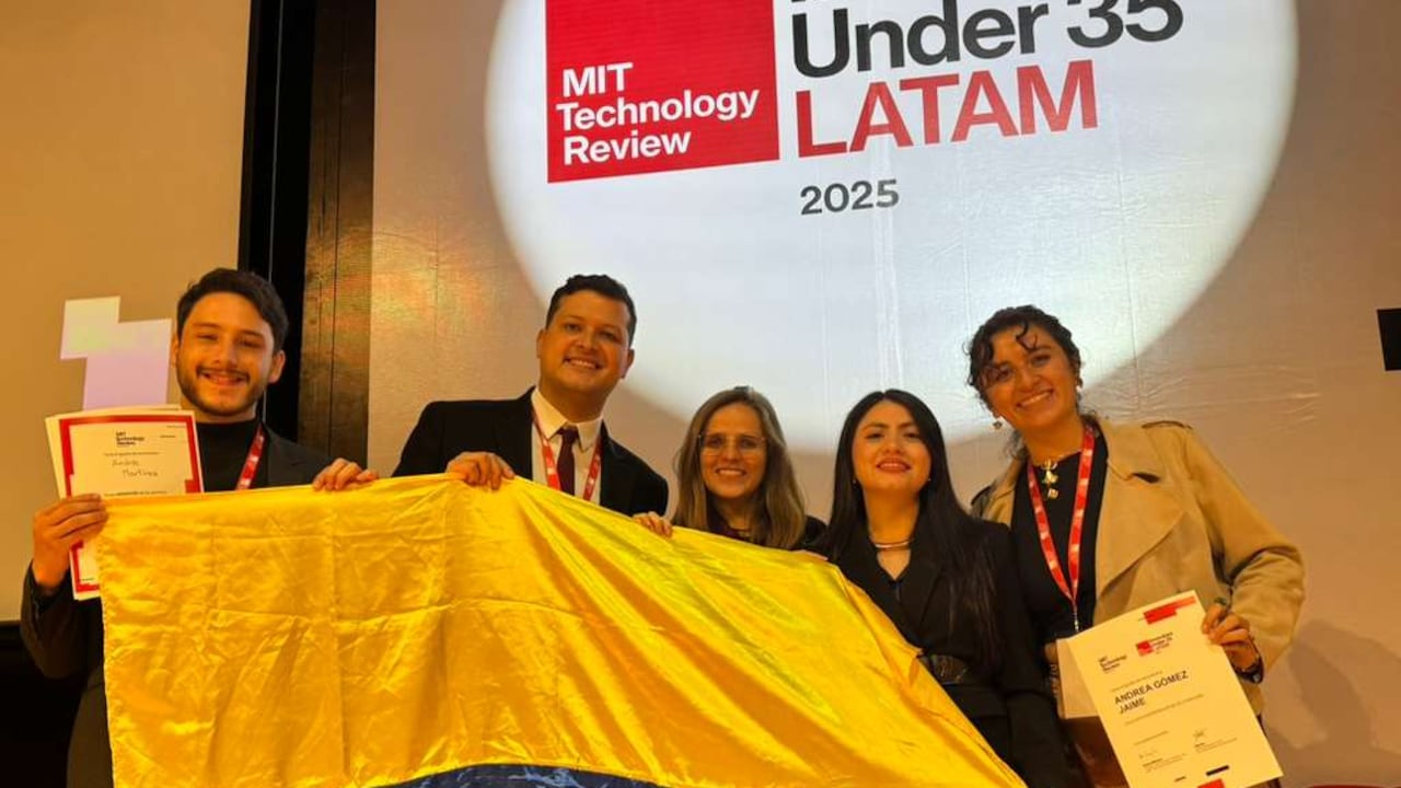 Los siete colombianos reconocidos en los Innovators Under 35 LATAM 2025 del MIT Technology Review celebran su distinción durante la ceremonia en la que fueron presentados como parte de los jóvenes que están transformando la ciencia y la tecnología en la región.