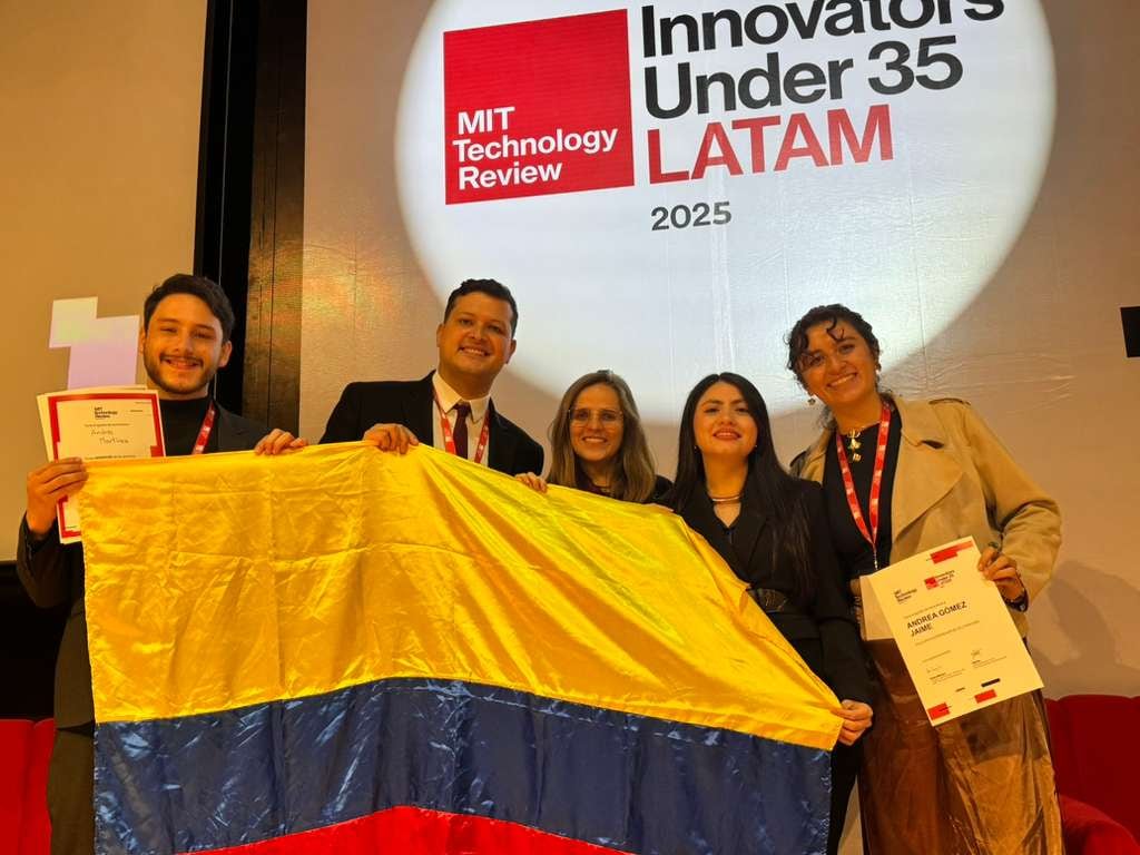 Los siete colombianos reconocidos en los Innovators Under 35 LATAM 2025 del MIT Technology Review celebran su distinción durante la ceremonia en la que fueron presentados como parte de los jóvenes que están transformando la ciencia y la tecnología en la región.