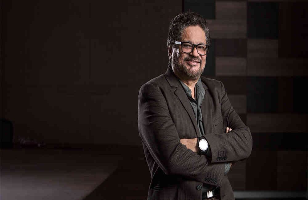 Iván Márquez (Senado) Su nombre de pila es Luciano Marín. Reemplazó a Efraín Guzmán en el Bloque Caribe, aunque ingresó al secretariado de las Farc después de la muerte de Jacobo Arenas, en 1990, en su reemplazo. Se caracteriza por ser un líder ideológico y figura internacional y es considerado uno de los más radicales dentro de la línea política. El nombramiento de Iván Márquez como jefe del equipo negociador de esa guerrilla se dio por tres razones. Una, que después de Timochenko era el segundo más antiguo del secretariado, pues está allí desde principios de los años noventa. En segundo lugar, tenía experiencia de negociador no solo en Tlaxcala durante el gobierno de César Gaviria, sino en el Caguán en el de Andrés Pastrana, y durante los años de Álvaro Uribe en Venezuela, desde donde coordinaba con Hugo Chávez y Piedad Córdoba lo relativo al nunca logrado intercambio humanitario. Durante la negociación de paz con Belisario Betancur se convirtió en uno de los cuadros de la Unión Patriótica, el partido político de las Farc, por lo que ocupó un escaño de suplente en la Cámara de Representantes. Pero cuando comenzó la matanza de los miembros de la UP, su hermano, también militante, terminó cruelmente asesinado. Márquez decidió entonces regresar a la selva. Foto: Juan Carlos Sierra / SEMANA