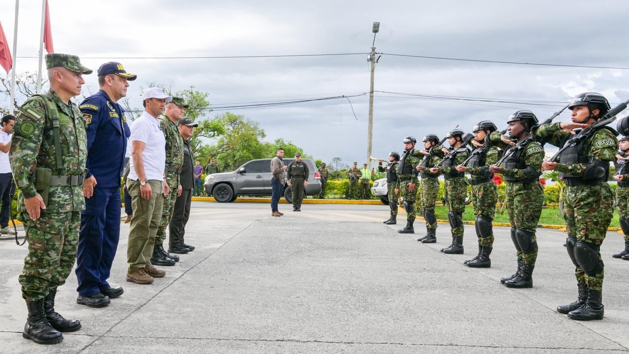 Ministro de Defensa, Pedro Sánchez, y uniformados del Ejército.