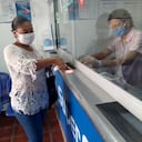 Señora haciendo el retiro del giro de Ingreso solidario. Cortesía: DPS